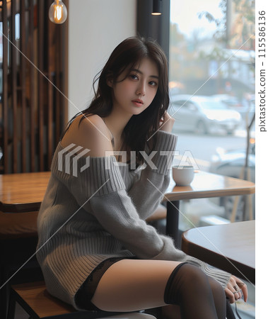 放鬆在咖啡館的婦女 放鬆在咖啡館的婦女 115586136