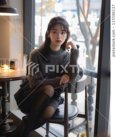 放鬆在咖啡館的婦女 115586137