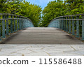 公園裡的行人天橋 115586488