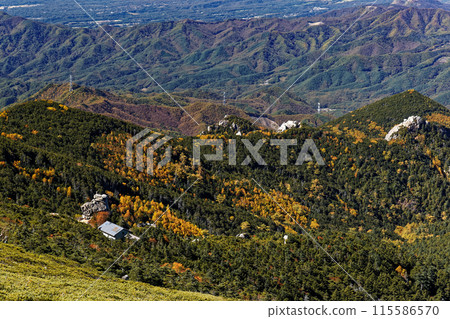從金峰山頂眺望金峰山小屋和大日岩的秋色 115586570