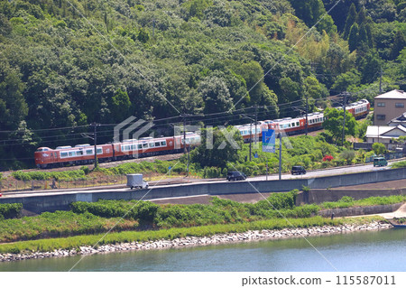 Fresh greenery on the Takahashi River and the Hakubi Line Limited Express Yakumo (273 Series train: Okayama ⇔ Izumo City) 115587011