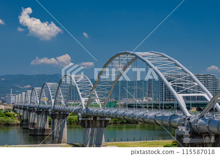 Aqueduct bridge spanning the Yodo River 115587018