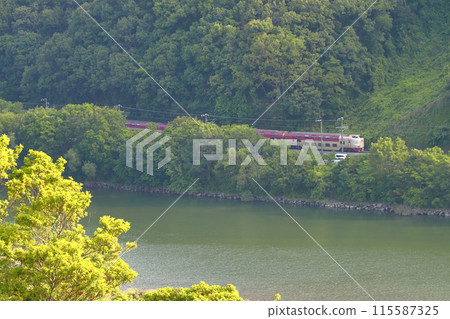 初夏的高橋河和臥舖特快日出出雲 初夏的高橋河和臥舖特快日出出雲 115587325