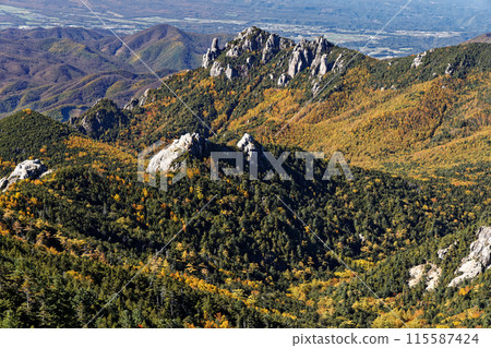 Mount Mizugaki and Dainichi Rock as seen from the ridge of Mount Kinpu 115587424