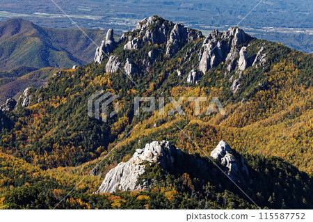 Mount Mizugaki and Dainichi Rock as seen from the ridge of Mount Kinpu 115587752