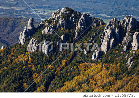 Autumn view of Mt. Mizugaki from the ridge of Mt. Kinpu Autumn view of Mt. Mizugaki from the ridge of Mt. Kinpu 115587753