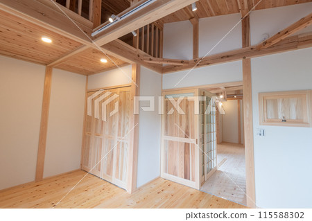 使用天然材料的獨立式住宅 使用天然材料的獨立式住宅 115588302