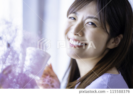 A woman drinking coffee 115588376