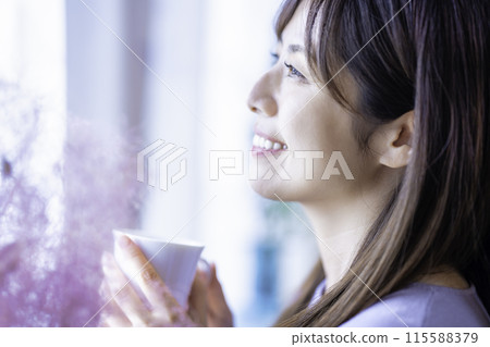 A woman drinking coffee 115588379