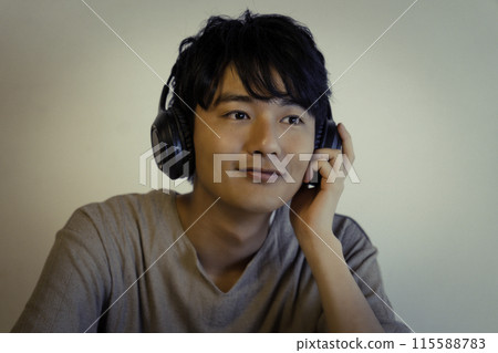 年輕人用耳機聽音樂 115588783