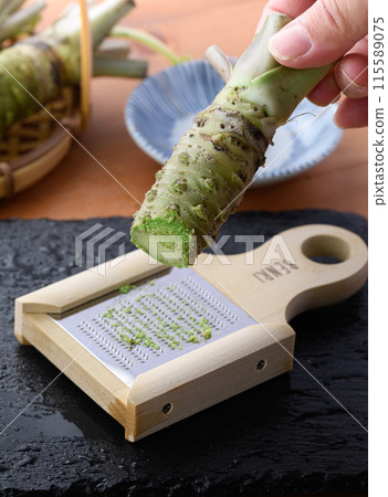 使用靜岡縣的本芥末磨碎新鮮芥末。 115589075