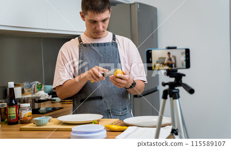 The chef is broadcasting live from workshop how to prepare a vegetarian food 115589107