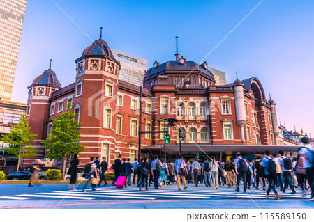 日本東京城市景觀東京站丸之內北口。下班後前往車站的人等 115589150