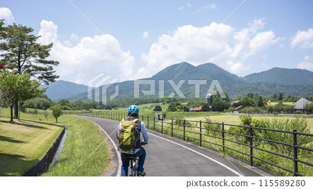 清新的綠意與初夏的騎乘形象（蒜山高原） 115589280