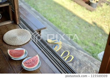 陽台上的西瓜和沙灘涼鞋 陽台上的西瓜和沙灘涼鞋 115589309