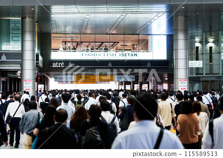 Commuting business people heading to the Konan Exit of Shinagawa Station [Image of Japanese society] 115589513