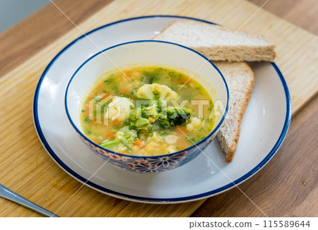 Vegetarian lentils soup with cauliflower and broccoli Vegetarian lentils soup with cauliflower and broccoli 115589644