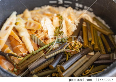 Wild vegetable steamed rice cooked in a rice cooker 115589907