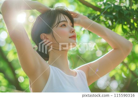 Woman playing sports in the green 115590316