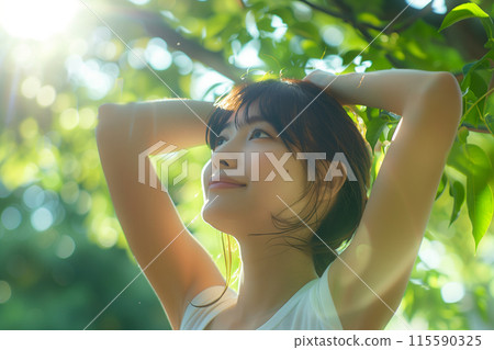 Woman playing sports in the green 115590325
