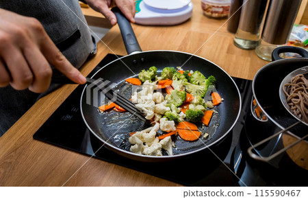 Chef at the kitchen preparing japanese buckwheat pasta with lentils 115590467