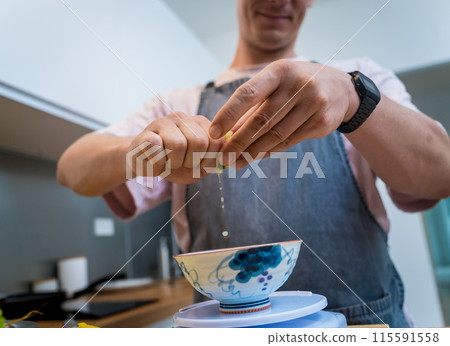 Chef at the kitchen preparing spicy glass noodle salad 115591558