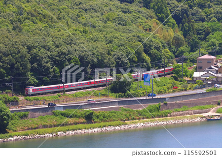 Fresh greenery on the Takahashi River and the Hakubi Line Limited Express Yakumo (381 Series train: Okayama ⇔ Izumo City) 115592501