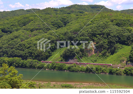 Fresh greenery on the Takahashi River and the Hakubi Line Limited Express Yakumo (381 Series train: Okayama ⇔ Izumo City) Fresh greenery on the Takahashi River and the Hakubi Line Limited Express Yakumo (381 Series train: Okayama ⇔ Izumo City) 115592504