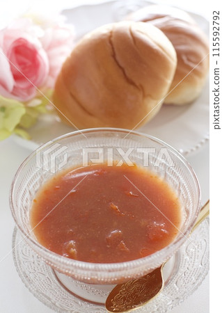 美味的冷番茄湯和黃油卷 115592792