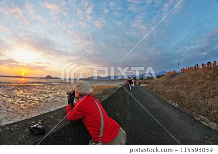 人們在北九州市曾根臨海體育公園拍攝第一縷日出 115593039