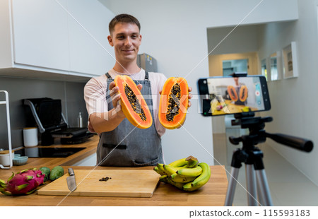 The chef is broadcasting live from workshop how to cuts and peels papaya 115593183