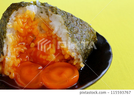 黃色背景的蛋黃飯糰 115593767