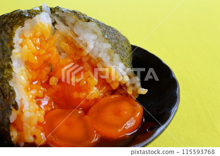 黃色背景的蛋黃飯糰 115593768