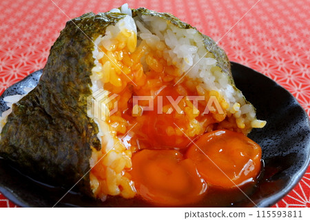 日本圖案背景蛋黃飯糰 日本圖案背景蛋黃飯糰 115593811