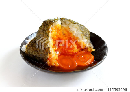 白色背景上的蛋黃飯糰 白色背景上的蛋黃飯糰 115593996