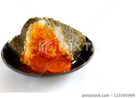 白色背景上的蛋黃飯糰 白色背景上的蛋黃飯糰 115593999