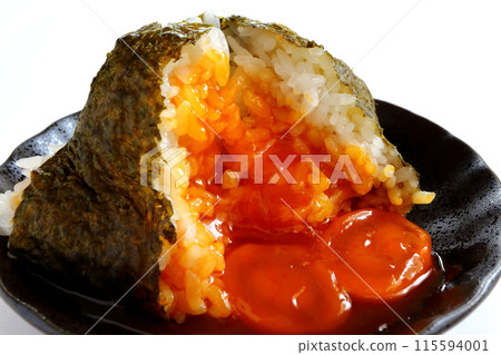 白色背景上的蛋黃飯糰 白色背景上的蛋黃飯糰 115594001