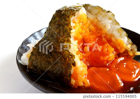 白色背景上的蛋黃飯糰 白色背景上的蛋黃飯糰 115594005