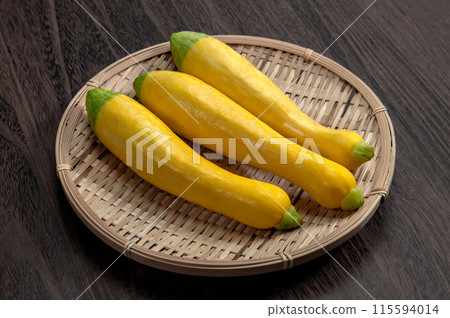Zephyr 西葫蘆，義大利夏季蔬菜 115594014