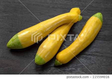 Zephyr 西葫蘆，義大利夏季蔬菜 115594016