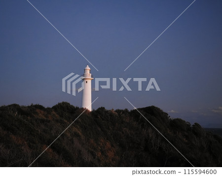 被夕陽照亮的津木崎燈塔 115594600