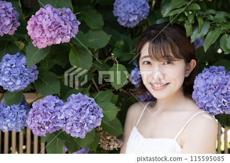 微笑的女人與繡球花 微笑的女人與繡球花 115595085