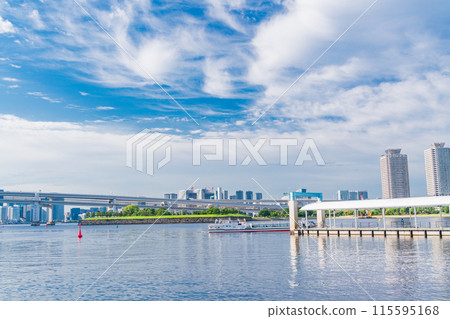 (東京)從台場海濱公園看到的水上巴士總站和彩虹橋 (東京)從台場海濱公園看到的水上巴士總站和彩虹橋 115595168