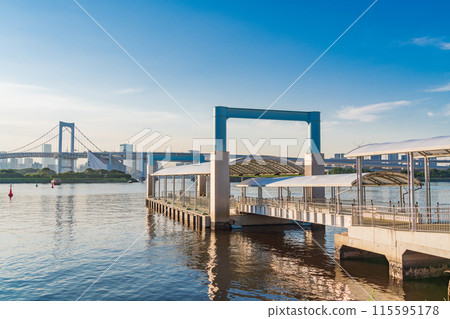 （東京）從台場海濱公園看到的水上巴士總站和彩虹橋 115595178