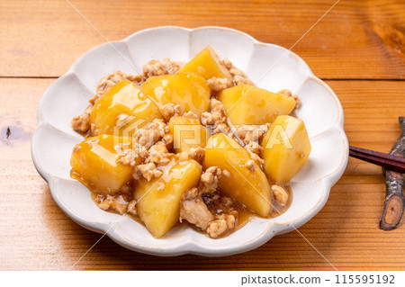 Simmered minced potatoes 115595192
