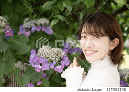 微笑的女人與繡球花 微笑的女人與繡球花 115595198