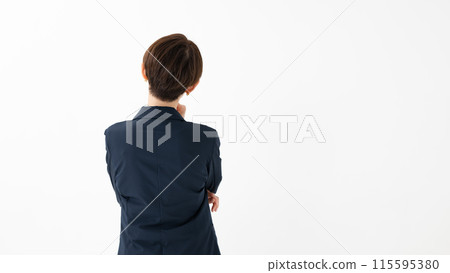穿著西裝思考的女人（後面視圖） 115595380