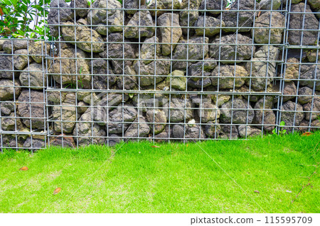 [Background] Trendy stone/rock fences and walls made of gabions and lawns; exteriors of stylish resort hotels and cafes (Chiba Prefecture) 115595709