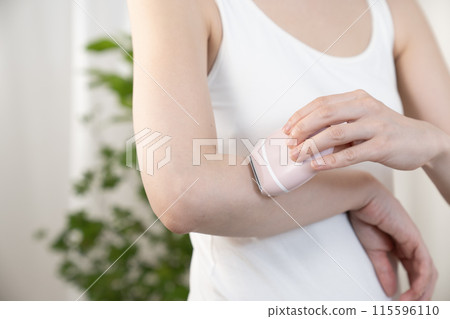 woman doing self hair removal 115596110