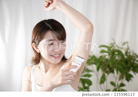 做自我脫毛的女人 115596113